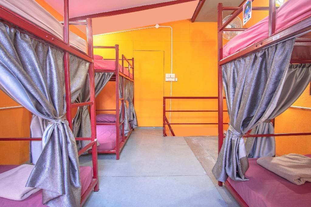 Oyo 586 I Hostel Пхукет Екстер'єр фото