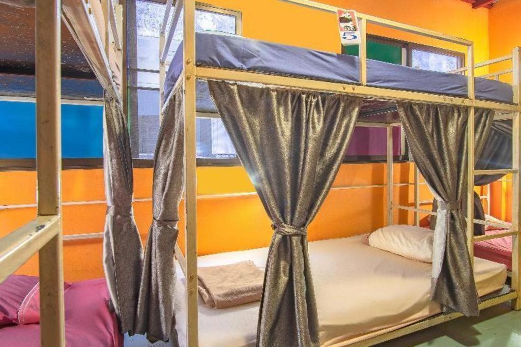 Oyo 586 I Hostel Пхукет Екстер'єр фото